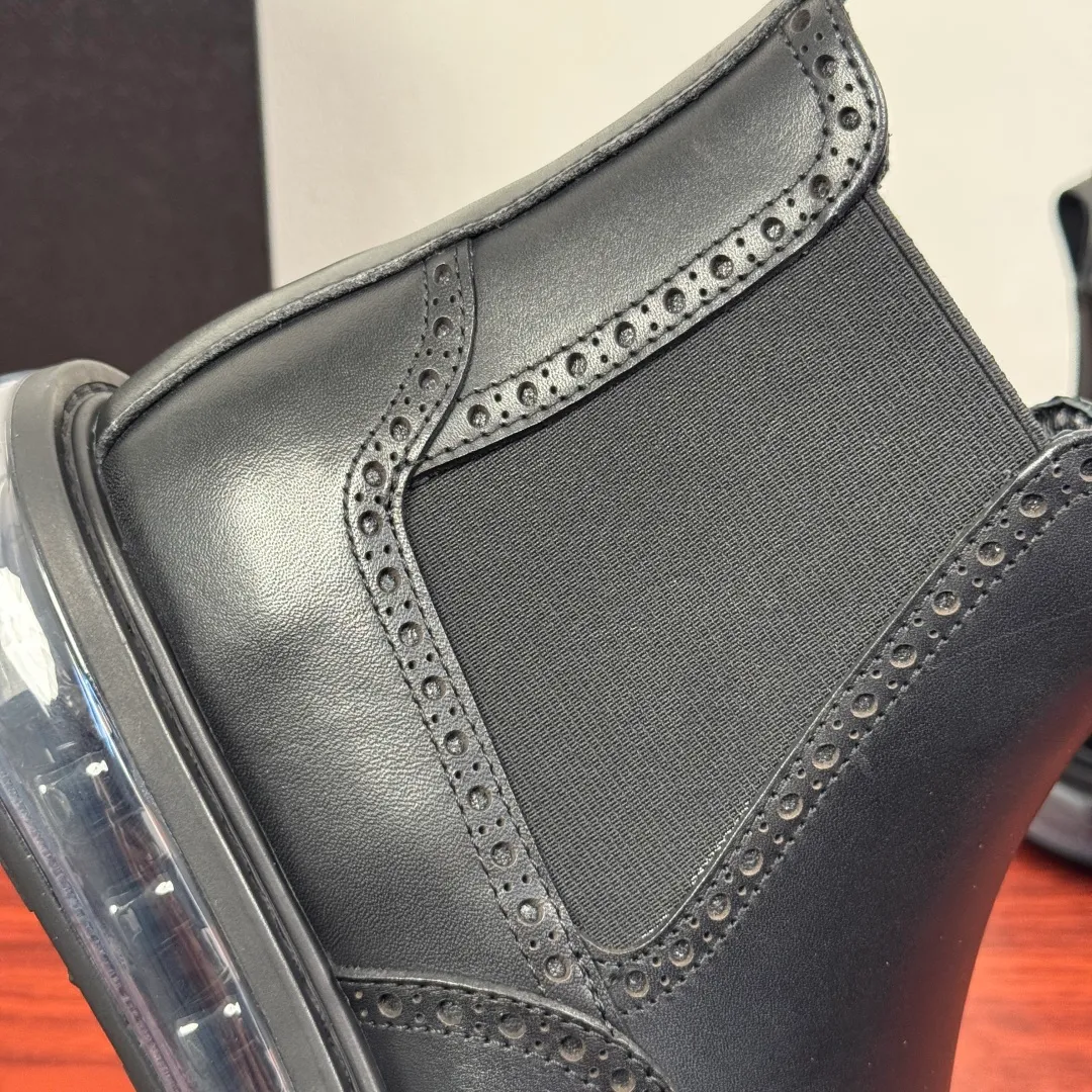 Batch 1020 Prada/Prada classic men's high-top air-cushion casual leather shoes, business formal leather shoes! Exclusive new air-cushion short boots for autumn and winter. Made in Guangdong, please pay attention to the details and pursue high quality. Italian original open-edge bead/matte calfskin styles are available. Low-key luxury, geometric tailoring, motorcycle imported from Germany, precision stitching, simple glossy classic European and American style, clear water chestnuts, brogue carving process, elastic band at the shoe opening, easy to put on and take off, standard formal wear, full calfskin lining, unique gold label foot pad from P family, heel webbing lift, stable and comfortable upper foot, original ultra-soft air cushion outsole, silver label PRADA letter logo decoration on the heel, rubber bottom wrapping, high comfort, excellent anti-slip performance, stitching technology Does not take off the sole, more durable, 3.5CM thick sole, more adaptable, can enter and exit various occasions, fine workmanship, clear edges and corners of the shoe shape, perfect as a work of art, quality assurance, complete package! Size: 38-39-40-41-42-43-44 Leather shoe size Item number: 2TG245 cowhide